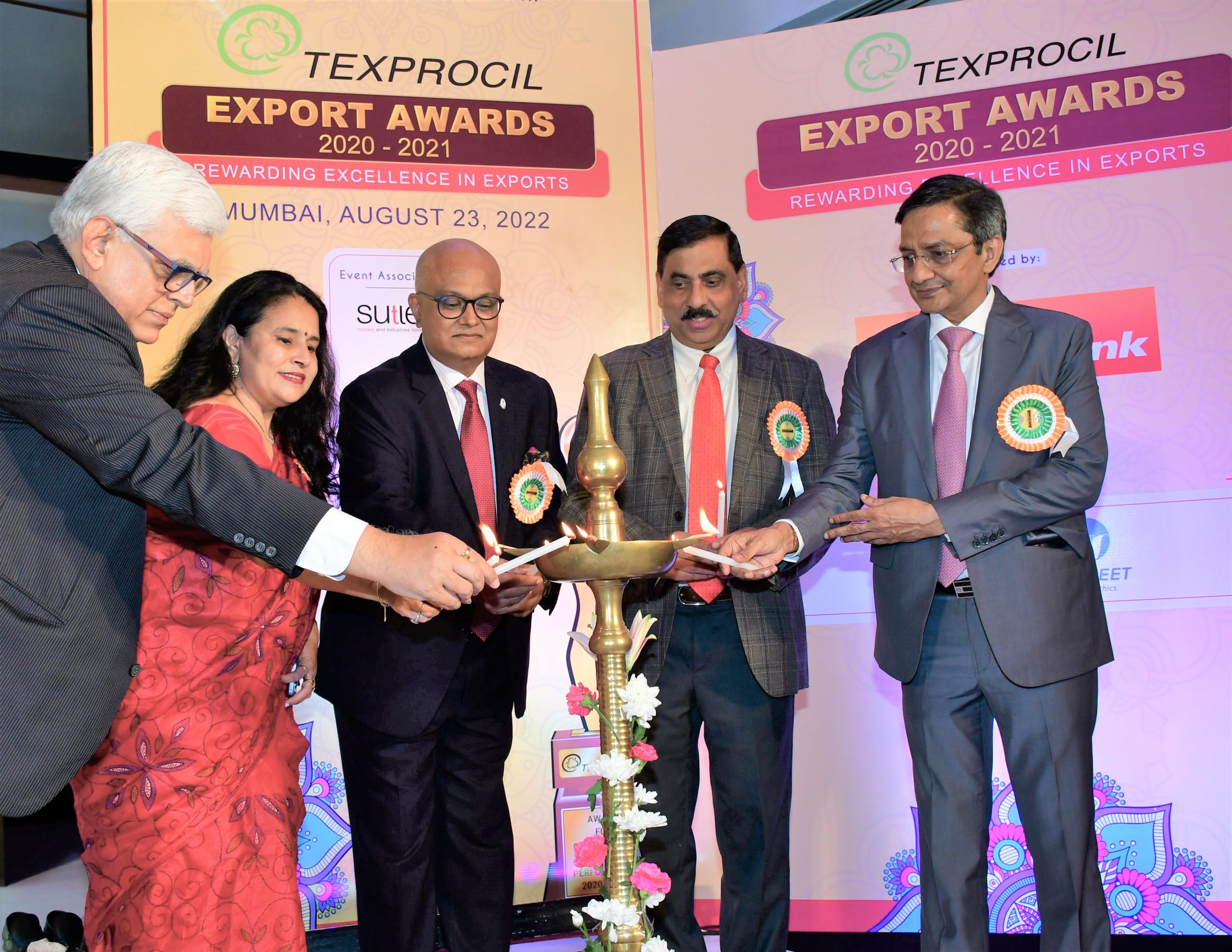 Textile Secretary Upendra Prasad Singh felicitates winners at Texprocil