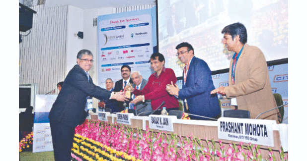 Suresh Prabhu felicitates InnoTex 2018 winners