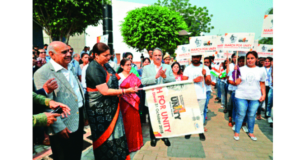 Smriti Irani unveils â€˜Fabric of Unity’