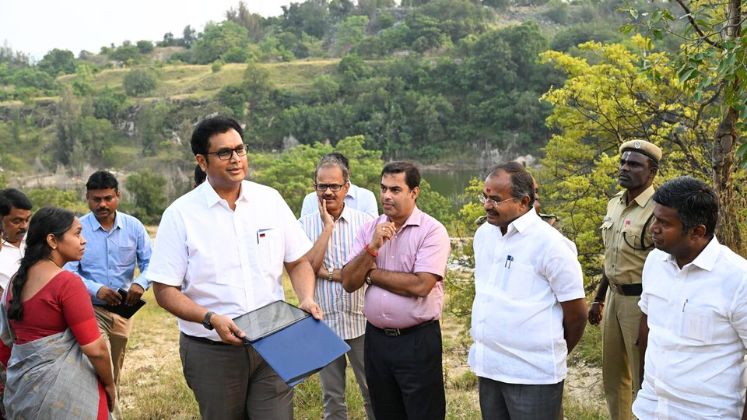 Industries Minister visits land chosen for Textile Park in Salem